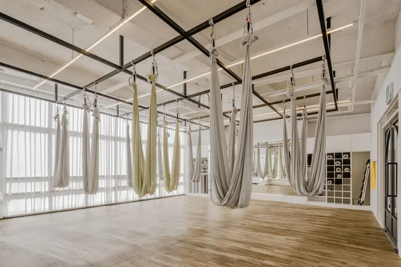 86평 모던 인더스트리얼 플라잉요가 스튜디오